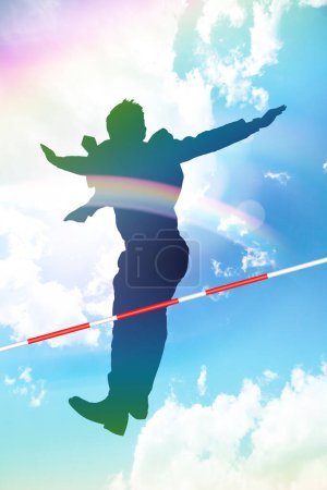 Foto de Silueta del hombre de negocios saltando sobre el fondo azul del cielo - Imagen libre de derechos