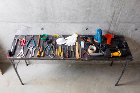 Téléchargez les photos : Vue de dessus des outils dans l'atelier sur la table en bois - en image libre de droit