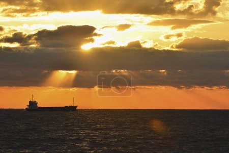 Téléchargez les photos : Coucher de soleil sur la mer - en image libre de droit