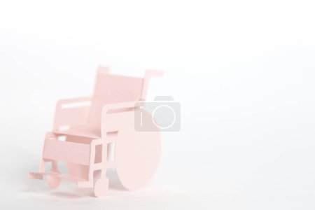 Téléchargez les photos : Papier découpé fauteuil roulant isolé sur fond - en image libre de droit