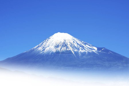 Foto de Vista panorámica de la montaña fuji con el cielo azul en el fondo - Imagen libre de derechos