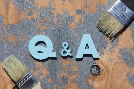 Foto de Q y letras sobre un fondo de madera, preguntas y respuestas concepto - Imagen libre de derechos