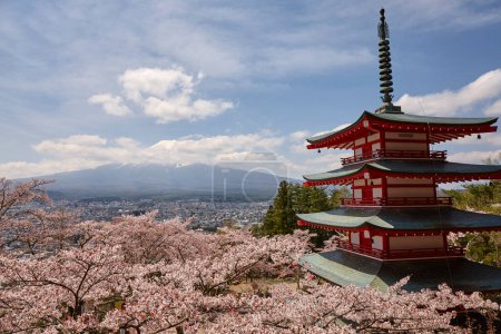 Foto de Pagoda Fuji-san y Chureito en Sakura, Yamanashi, Japón - Imagen libre de derechos