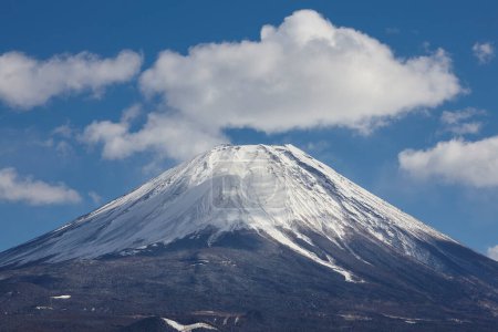 Téléchargez les photos : Vue panoramique de la montagne Fuji pendant l'hiver au Japon - en image libre de droit