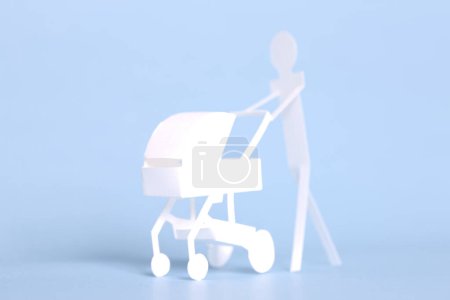 Foto de Hombre de papel pequeño con cochecito de bebé de papel - Imagen libre de derechos