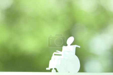 Foto de Recortar papel figura humana en silla de ruedas - Imagen libre de derechos