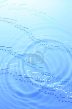 Téléchargez les photos : Surface d'eau bleue avec des notes musicales sur le fond - en image libre de droit