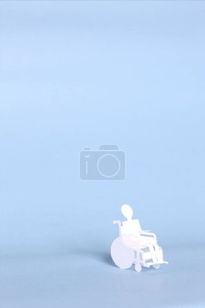 Téléchargez les photos : Papier découpé homme en fauteuil roulant - en image libre de droit
