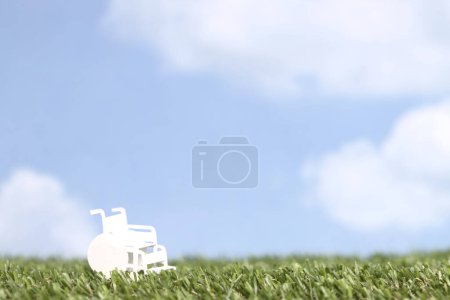 Téléchargez les photos : Vue rapprochée du papier découpé en fauteuil roulant isolé sur fond - en image libre de droit