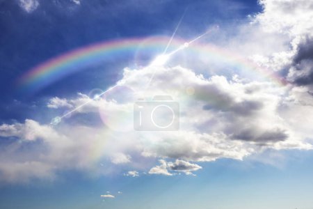 Téléchargez les photos : Colorful dramatic sky with clouds and rainbow - en image libre de droit
