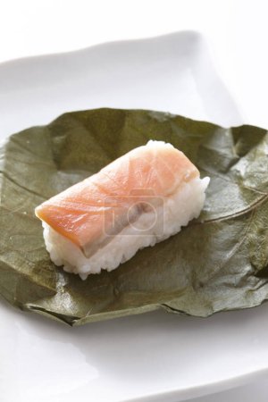 Téléchargez les photos : Délicieux sushis au riz et saumon sur table blanche - en image libre de droit