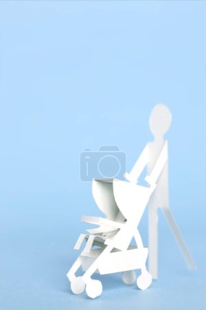 Foto de Hombre de papel blanco con papel Baby cochecito - Imagen libre de derechos