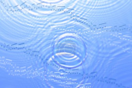 Téléchargez les photos : Surface de l'eau avec des notes musicales sur fond - en image libre de droit