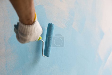 Foto de Concepto de pintura fondo con rodillo de pintura azul - Imagen libre de derechos