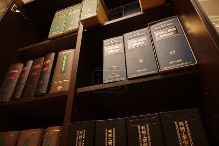 Téléchargez les photos : Étagères de bibliothèque avec de nombreux livres anciens, fond - en image libre de droit