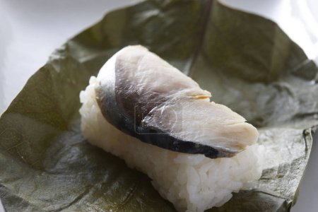 Téléchargez les photos : Délicieux sushis au riz et saumon sur table blanche - en image libre de droit