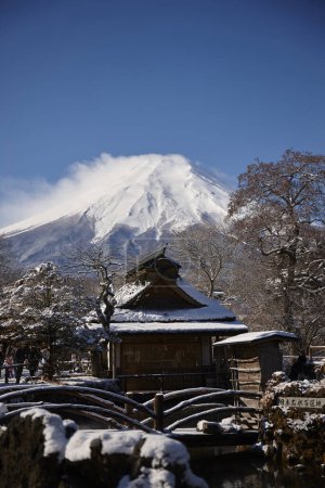 Téléchargez les photos : Belle vue sur la montagne enneigée Fuji et les maisons de village au Japon - en image libre de droit