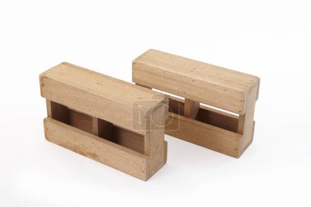 Téléchargez les photos : Deux boîtes en bois pour le stockage isolé sur fond blanc - en image libre de droit