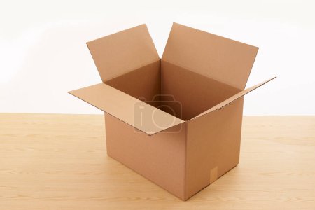 Téléchargez les photos : Boîte en carton sur table en bois isolé sur fond blanc - en image libre de droit