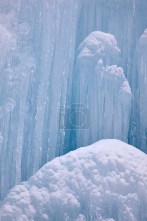 Téléchargez les photos : Belle vue sur la cascade gelée avec des glaçons - en image libre de droit