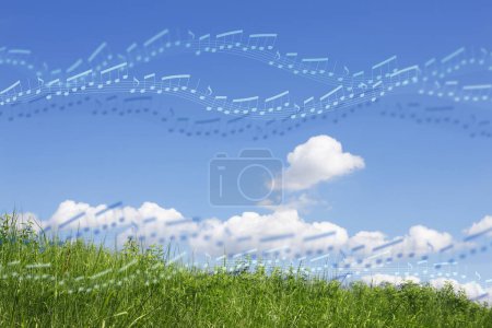 Téléchargez les photos : Fond printanier avec nuages verts et blancs, notes musicales sur fond - en image libre de droit