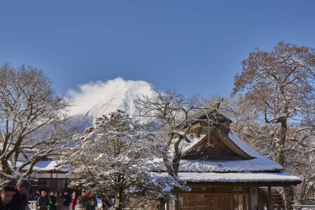 Téléchargez les photos : Belle vue sur la montagne enneigée Fuji et les maisons de village au Japon - en image libre de droit