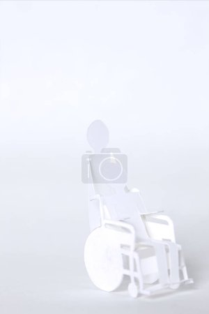 Foto de Papel recortado hombre en silla de ruedas - Imagen libre de derechos