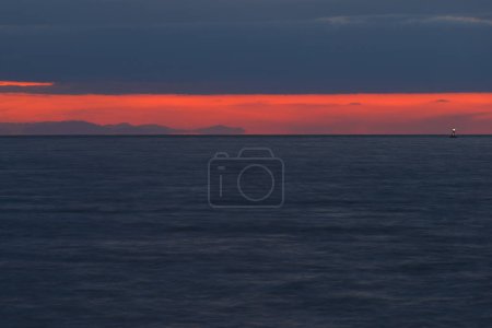 Téléchargez les photos : Belle vue sur le coucher de soleil lumineux au-dessus de la mer - en image libre de droit