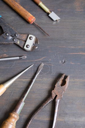 Foto de Conjunto de diferentes herramientas sobre un fondo de madera - Imagen libre de derechos