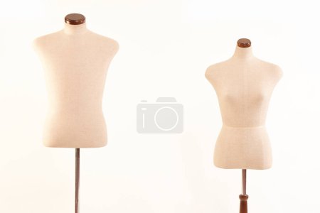 Foto de Maniquíes para coser ropa femenina y masculina aislada sobre fondo blanco - Imagen libre de derechos