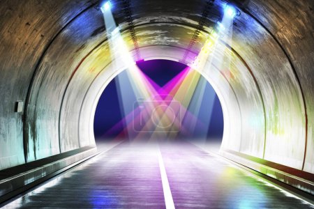 Téléchargez les photos : Tunnel routier avec des lumières colorées - en image libre de droit