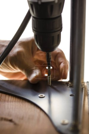 Foto de Vista de cerca del carpintero masculino que trabaja en la mesa en el taller industrial - Imagen libre de derechos