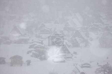 Téléchargez les photos : Paysage hivernal de beau village pendant les chutes de neige - en image libre de droit