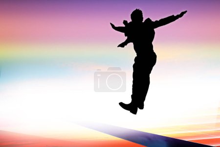 Téléchargez les photos : Silhouette de l'homme sauter sur fond clorufl - en image libre de droit