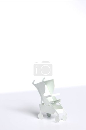 Foto de Papel blanco cochecito de bebé en el fondo, de cerca - Imagen libre de derechos