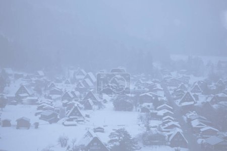 Foto de Paisaje de invierno de hermoso pueblo durante las nevadas - Imagen libre de derechos
