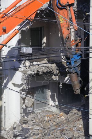 Foto de Demolición de un antiguo edificio en la ciudad - Imagen libre de derechos