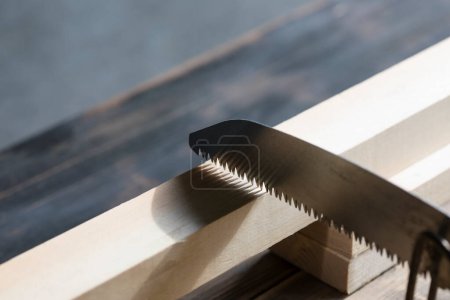 Téléchargez les photos : Scie à main en métal pour couper le bois - en image libre de droit