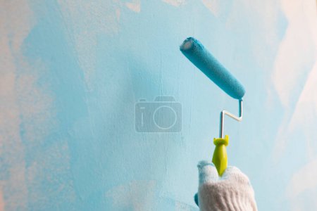 Foto de Concepto de pintura fondo con rodillo de pintura azul - Imagen libre de derechos