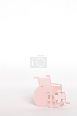 Téléchargez les photos : Fauteuil roulant en papier vide sur fond blanc - en image libre de droit