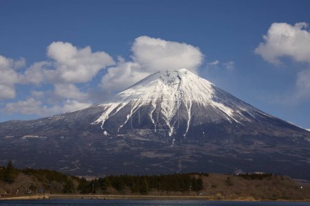 Téléchargez les photos : Vue panoramique de la montagne Fuji pendant l'hiver au Japon - en image libre de droit
