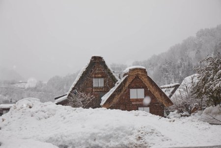 Téléchargez les photos : Maisons de village en bois enneigées au Japon - en image libre de droit