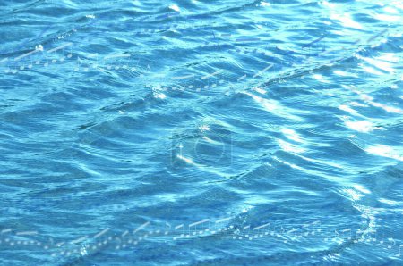 Téléchargez les photos : Surface de l'eau bleue avec des ondulations - en image libre de droit