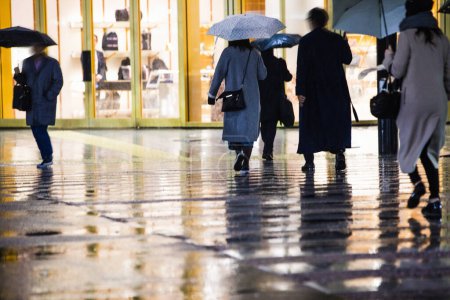 Foto de Gente caminando por la calle con un clima lluvioso - Imagen libre de derechos