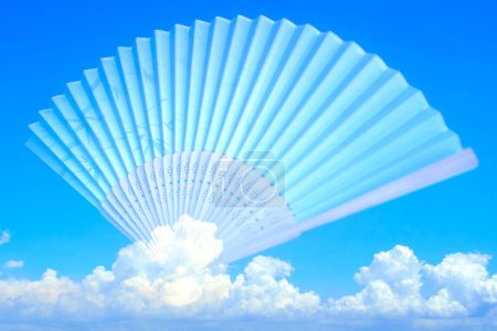Téléchargez les photos : Concept abstrait fond avec ventilateur main sur ciel bleu - en image libre de droit