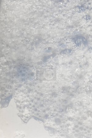Téléchargez les photos : Mousse de savon sur fond blanc, texture abstraite - en image libre de droit