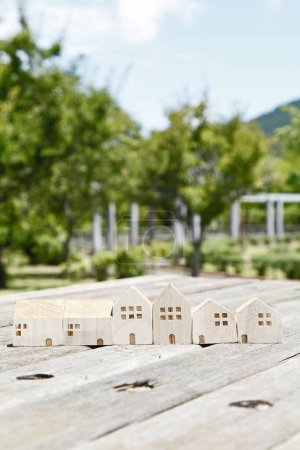 Téléchargez les photos : Maison modèle jouets sur le fond en bois - en image libre de droit