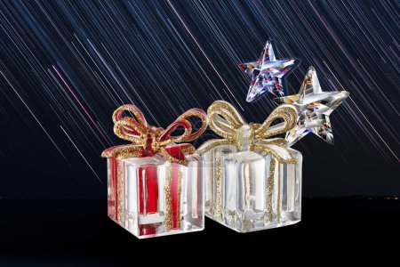 Téléchargez les photos : Coffrets cadeaux et étoiles brillantes, cadeau de Noël, vacances - en image libre de droit