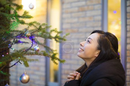 Foto de Joven asiática mujer cerca de árbol de Navidad - Imagen libre de derechos