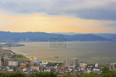 Foto de Vista al atardecer del lago Suwa en las montañas Kiso, en la región central de la prefectura de Nagano, Japón - Imagen libre de derechos